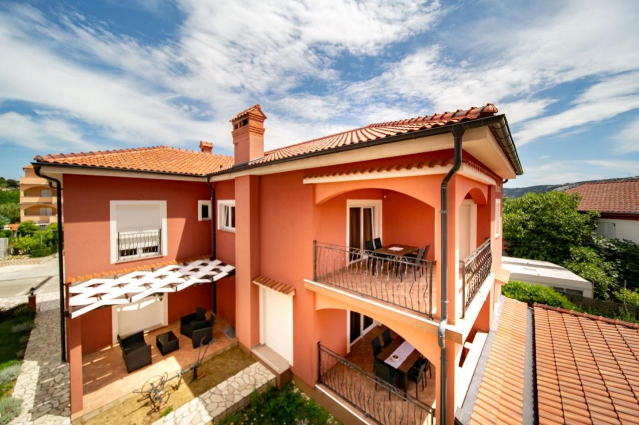 In With Balcony, Air Conditioning, Wifi, Washing Machine *